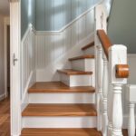 Peut-on peindre un escalier en bois vernis sans poncer ? Guide complet et astuces pratiques.